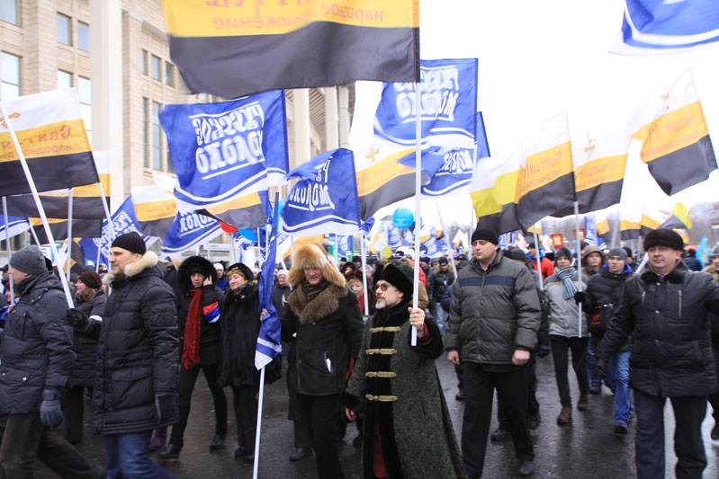 Колонна с эмблемами предприятия «Рузское молоко» на митинге в поддержку Владимира Путина, 2012 год