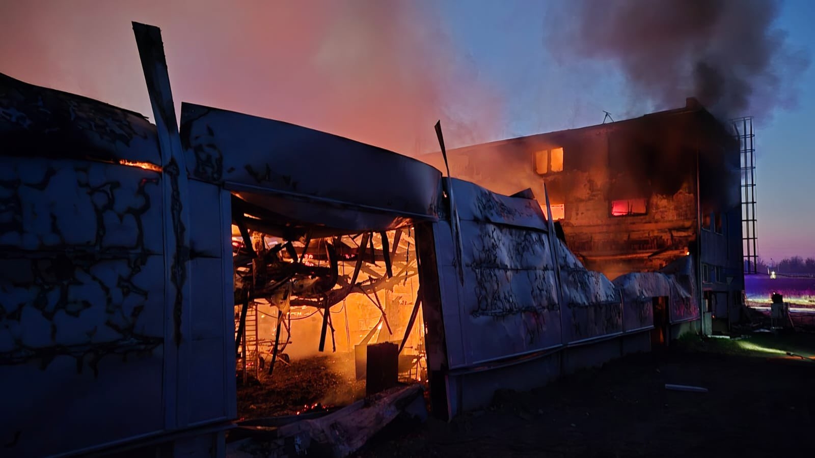 Один из залов производства полностью уничтожен пожаром. Фото: пожарная служба Пардубицкого региона