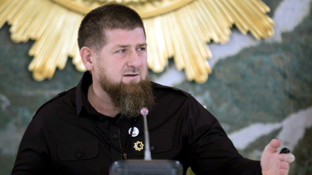 Кадыров оказался недоволен решением Минобороны об обмене Медведчука на защитников «Азовстали». Он обиделся, что с ним не посоветовались