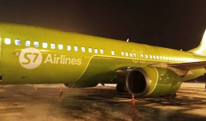 Boeing 737 S7 совершил экстренную посадку в Новосибирске из-за проблем с двигателем. Видео