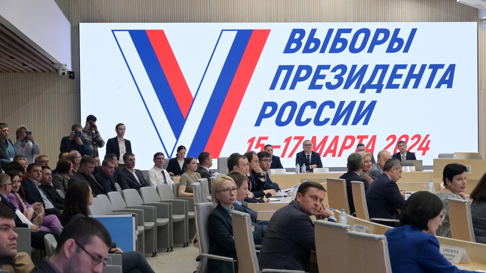 Семь партий выдвинули своих кандидатов на мартовские выборы. Почти все они избегают критики Путина
