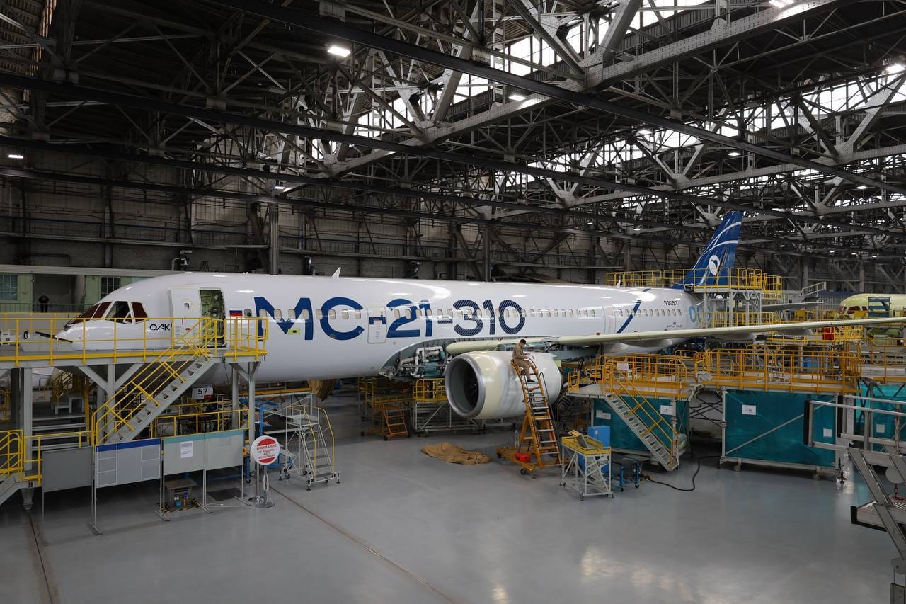 Завершена сборка полностью импортозамещенного самолета МС-21. Его масса выросла на 6 тонн, а дальность полета сократилась