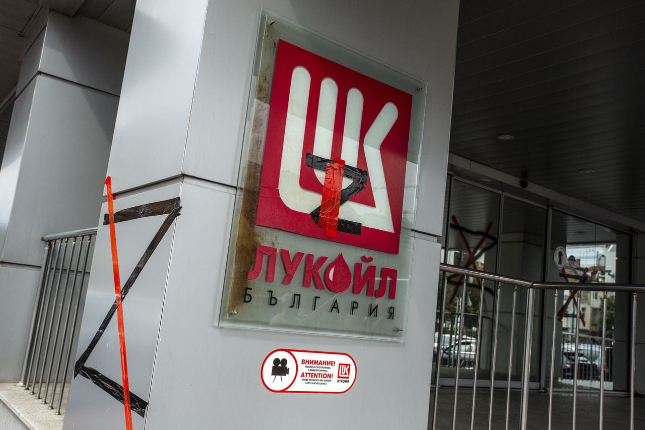 Президент Болгарии наложил вето на закон об условиях продажи активов «Лукойла». Это упростит их покупку компаниями, связанными с Россией