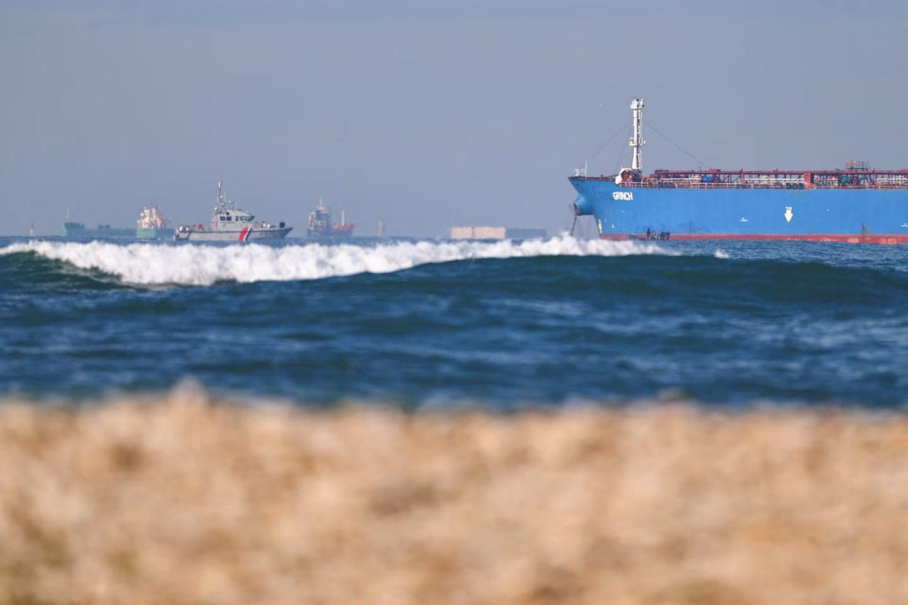 Объемы поставок российских нефтепродуктов по морю в апреле стали рекордными за год. Общие объемы экспорта нефти тоже растут — отчет