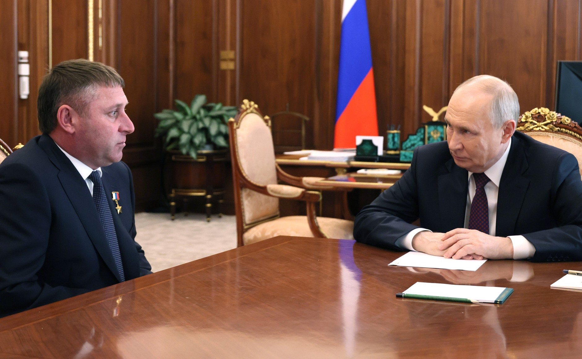 Александр Шуваев (слева) на встрече с Владимиром Путиным, 13 мая 2026