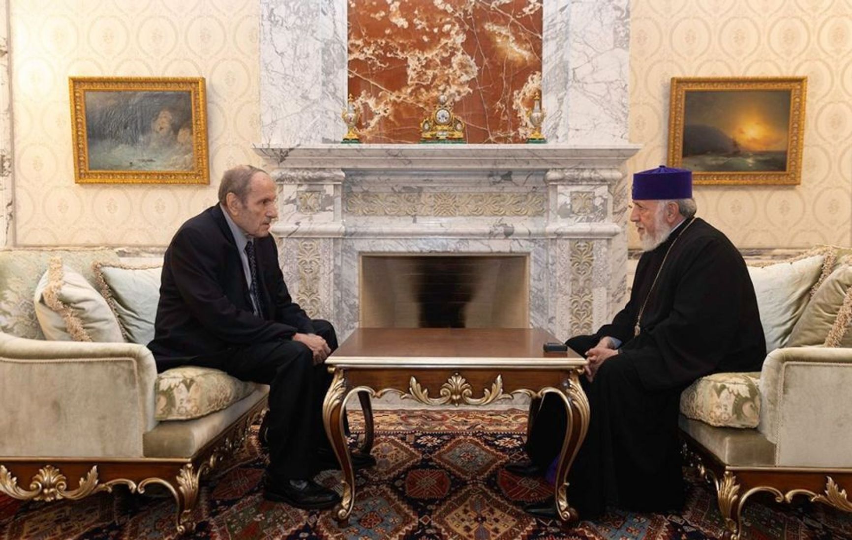 Левон Тер-Петросян (слева) на встрече с Гарегином II