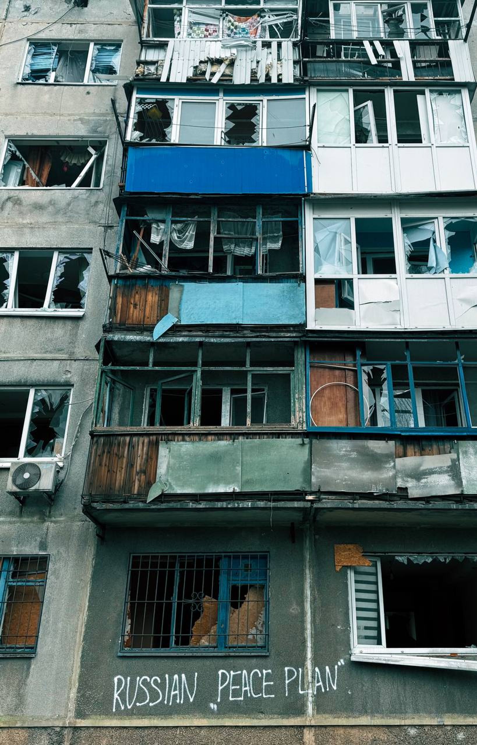 Надпись на одном из домов в Доброполье в Донецкой области, декабрь 2025 года