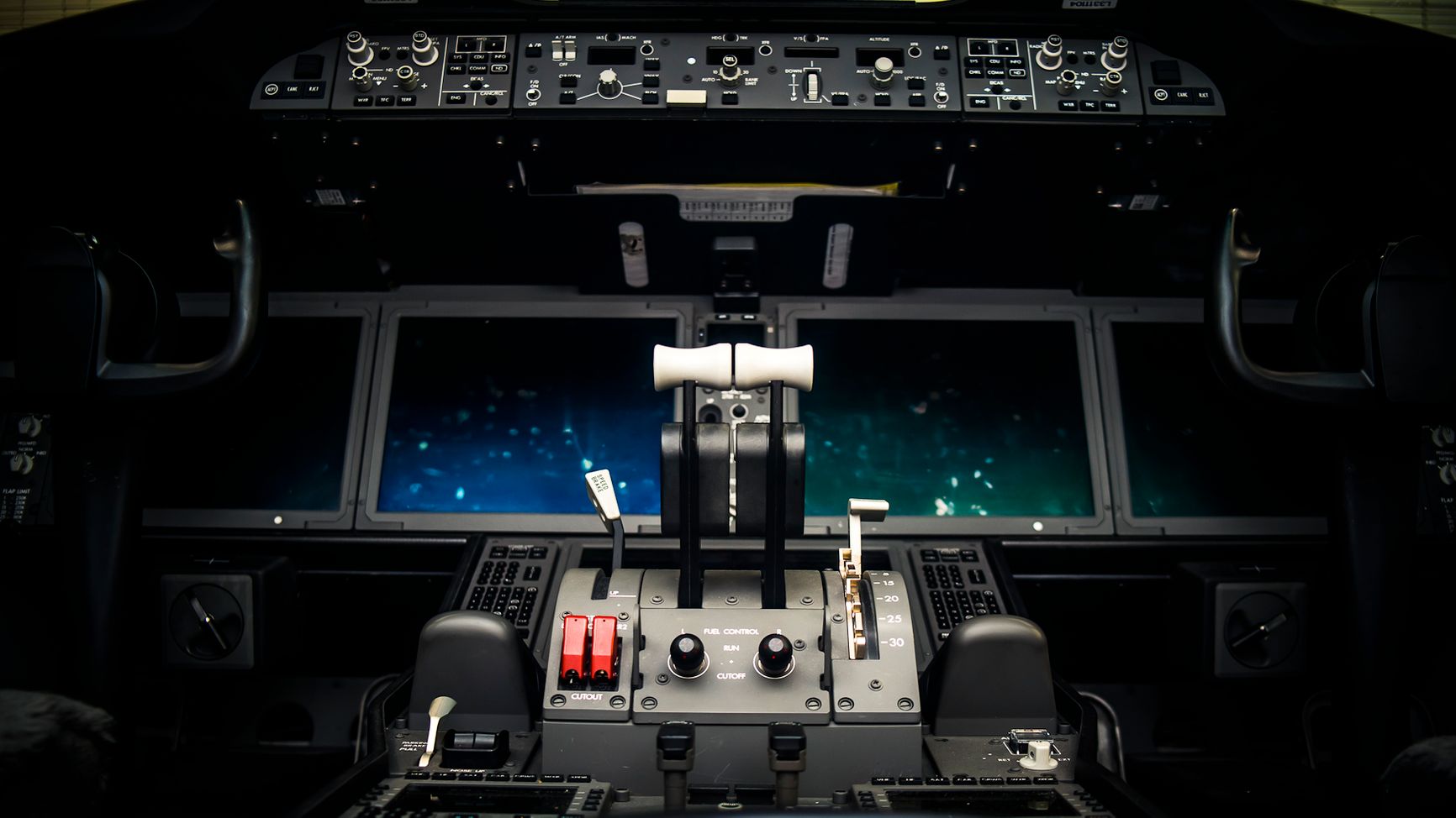 Управление двигателями Boeing 787 с черными переключателями подачи топлива (между ними надпись FUEL CONTROL / RUN / CUTOFF)