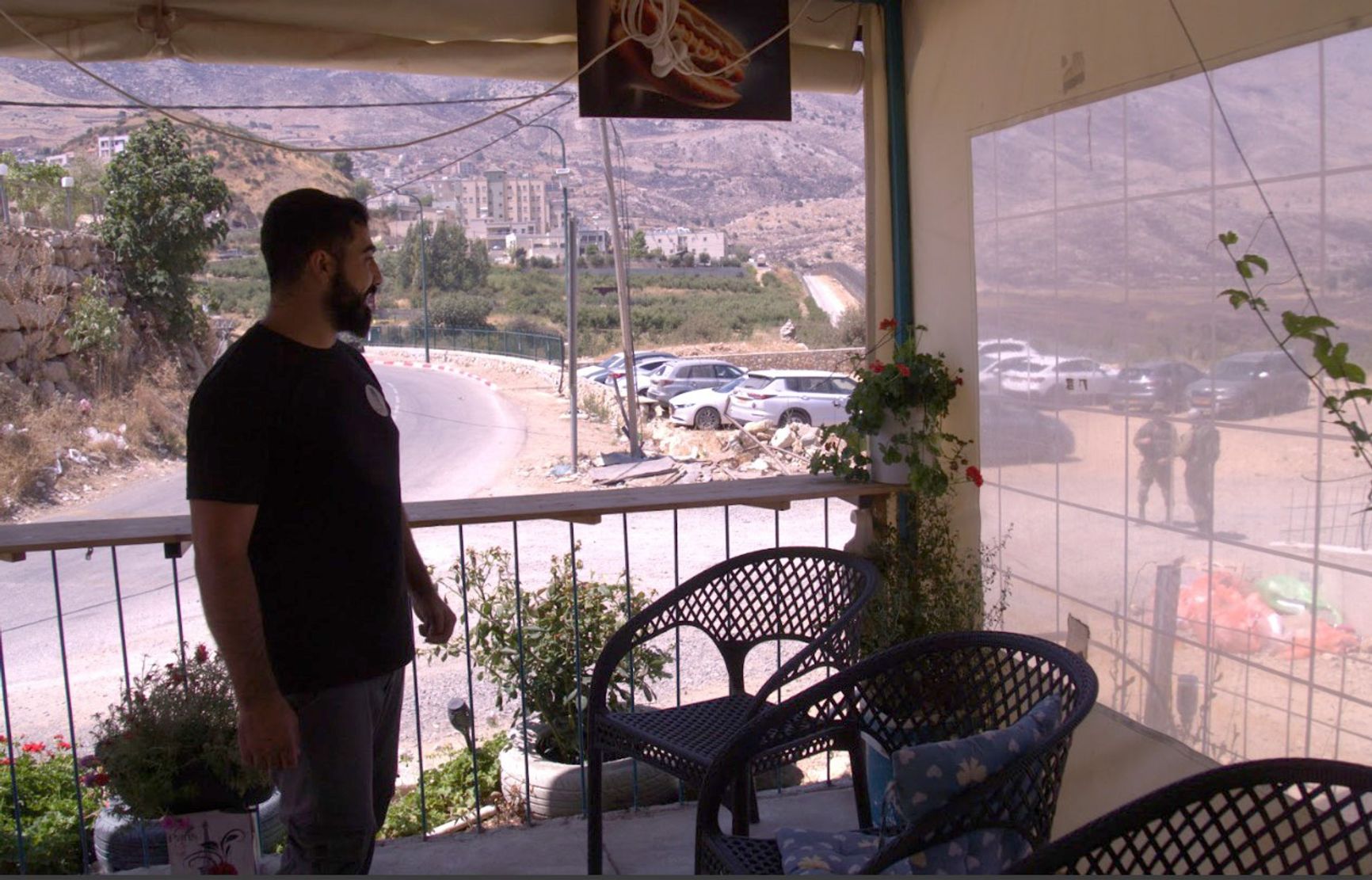 Мажд Зрира в своем кафе